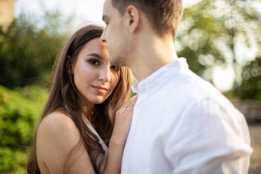 Parktaki genç beyaz çift Avrupalı adam ve esmer uzun saçlı kadın.