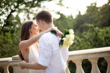 Genç beyaz Avrupalı çift parkta evleniyor