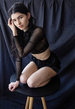 Siyah saçlı Avrupalı beyaz bir kız. Yüzüne yakın oturan siyah tenli.