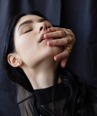 Avrupai beyaz bir kız. Siyah üzerinde izole edilmiş yüz portresi yanında.