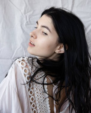 Avrupalı beyaz kız portresi beyaz bir tunik içinde