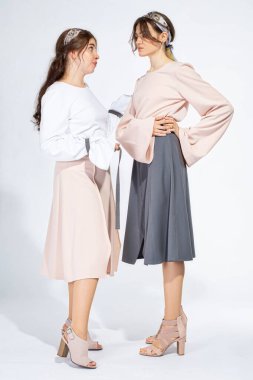 Açık gri üzerine izole edilmiş beyaz genç kadınlar