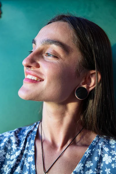 Weiße Europäerin Mit Dunklen Haaren Lächelt Vereinzelt Auf Grün — Stockfoto