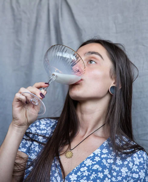 Jovem Branca Isolada Bebida Cinzenta Escura — Fotografia de Stock