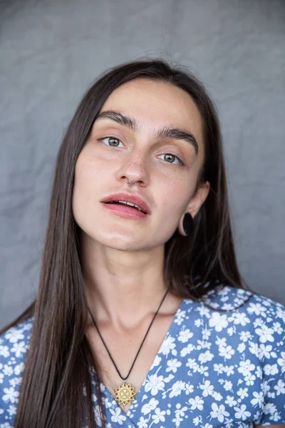 Wit Europees Meisje Portret Geïsoleerd Donker Grijs Blauw — Stockfoto