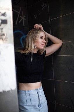 Sarışın Avrupalı beyaz kız yeraltı tarzı