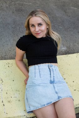 Avrupalı beyaz model kız asfalt yolda yatıyor