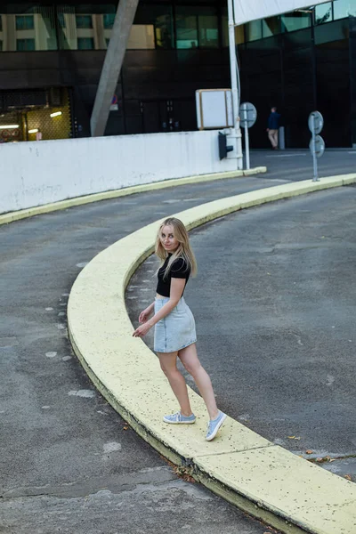 Femme Blanche Européenne Aux Cheveux Blonds Marchant Près Parking Souterrain — Photo