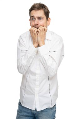 Genç yakışıklı, uzun boylu, zayıf, kahverengi saçlı, beyaz gömlekli, beyaz arka planda yalnız bir beyaz adam.