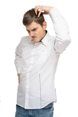 Beyaz arka planda beyaz gömlekli, kahverengi saçlı, uzun boylu, zayıf beyaz bir adam.