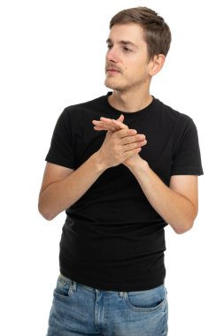 Genç yakışıklı, uzun boylu, zayıf, kahverengi saçlı, siyah gömlekli, beyaz arka planda izole edilmiş kot pantolonlu.