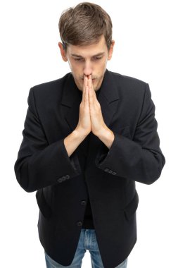 Genç yakışıklı, uzun boylu, zayıf, kahverengi saçlı, beyaz arka planda izole edilmiş kot pantolonlu, siyah ceketli bir adam.