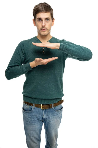 年轻英俊 瘦长的白人男子 棕色头发 双手插在胸前 身穿深绿色毛衣 背景为白色 — 图库照片