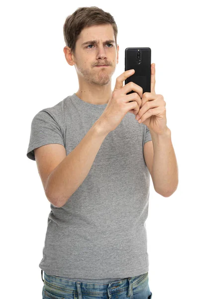 머리를 남자가 배경에 핸드폰 분리되어 셔츠를 스러워 보인다 — 스톡 사진
