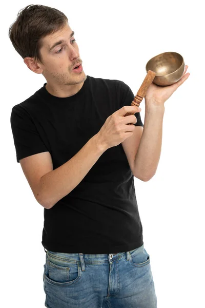 머리를 남자가 배경에 고립된 셔츠를 노래하는 그릇에 표정을 있습니다 — 스톡 사진