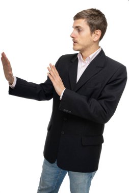 Genç yakışıklı, uzun boylu, zayıf, kahverengi saçlı, siyah ceketli, beyaz arka planda izole edilmiş kot pantolonlu bir adam.