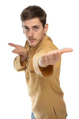 Genç yakışıklı, uzun boylu, zayıf, kahverengi saçlı beyaz adam beyaz arka planda yalıtılmış siyah gömlekli kavgaya davet ediyor.