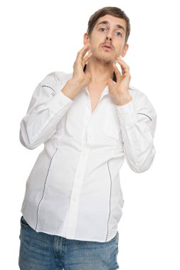 Genç yakışıklı, uzun boylu, zayıf, kahverengi saçlı, beyaz gömlekli, beyaz arka planda, yanaklarına dokunan beyaz adam.