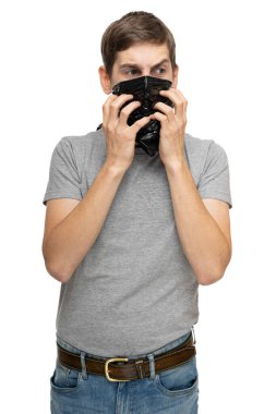 Genç yakışıklı, uzun boylu, zayıf, kahverengi saçlı, yüzünde siyah plastik torba olan beyaz arka planda izole edilmiş gri gömlekli adam.