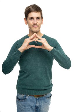 Genç yakışıklı, uzun boylu, zayıf, kahverengi saçlı, mutlu görünüyor. El ele tutuşmuş, koyu yeşil süveterli, beyaz arka planda izole edilmiş.