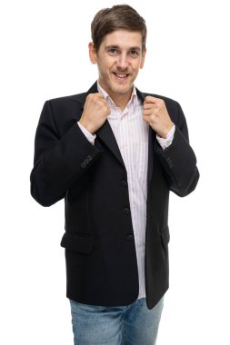 Genç yakışıklı, uzun boylu, zayıf, kahverengi saçlı, beyaz arka planda siyah ceketli, sırıtan beyaz bir adam.