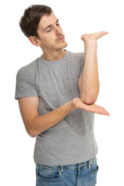 Genç yakışıklı, uzun boylu, zayıf, kahverengi saçlı, kolunu destekleyen beyaz bir adam. Diğeri ise beyaz arka planda, gri gömlekli.