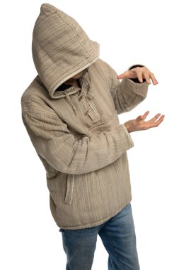 Genç yakışıklı, uzun, zayıf, kahverengi saçlı, kapüşonlu, mavi pantolonlu, beyaz arka planda izole edilmiş, doğal tarzda süveterli beyaz bir adam.