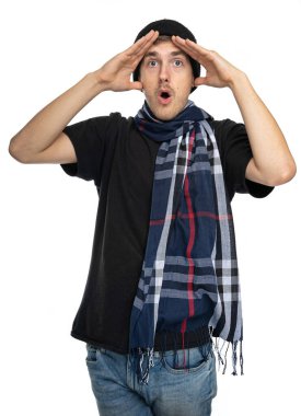 Genç, uzun boylu, zayıf, kahverengi saçlı, siyah gömlekli, beyaz arka planda siyah kış şapkalı, yakışıklı, beyaz bir adam.