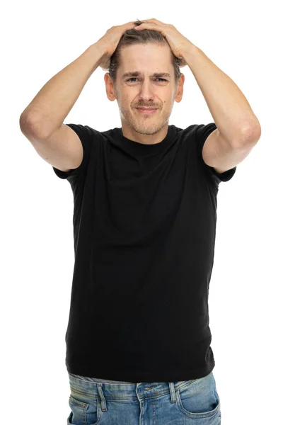 Νέος Όμορφος Ψηλός Λεπτός Λευκός Άντρας Καστανά Μαλλιά Αγγίζει Κεφάλι — Φωτογραφία Αρχείου