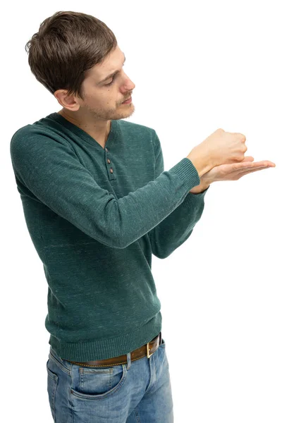 年轻英俊 一头棕色头发的男子 身穿深绿色毛衣 背景为白色 手握拳头 — 图库照片