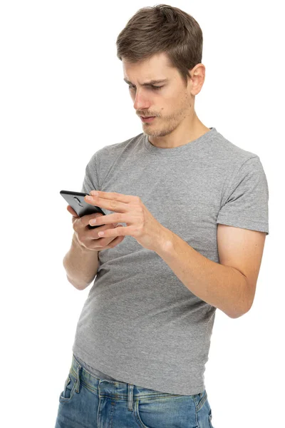 머리에 셔츠를 남자가 배경에 핸드폰을 보인다 — 스톡 사진