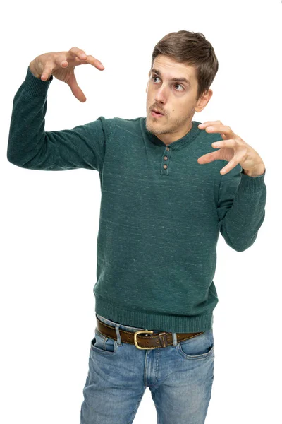 머리카락을 남자는 배경에 고립된 청바지를 어두운 스웨터를 스러워 보인다 — 스톡 사진