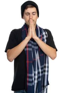 Genç yakışıklı, uzun boylu, zayıf, kahverengi saçlı, siyah gömlekli, beyaz arka planda siyah kış şapkalı beyaz bir adam.