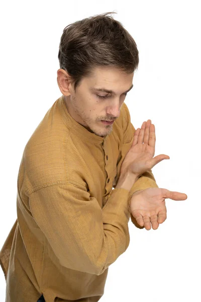 Junger Schöner Großer Schlanker Weißer Mann Mit Braunen Haaren Die — Stockfoto