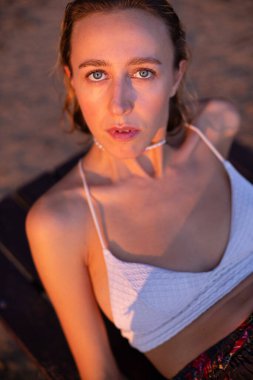 Arka planda gün batımı ışığı olan genç Avrupalı kadın portresi