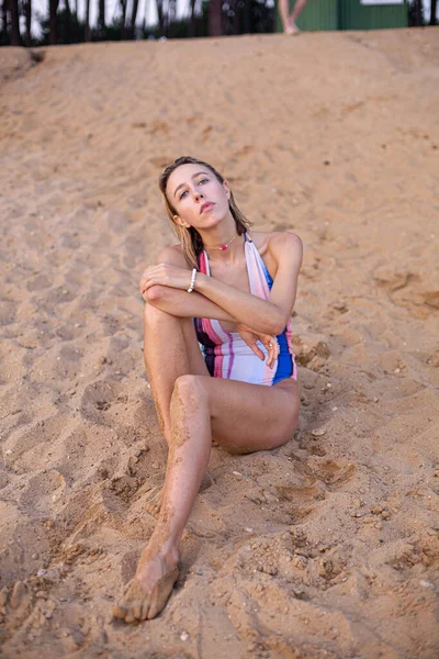 Jovem Branca Maiô Sentada Areia — Fotografia de Stock