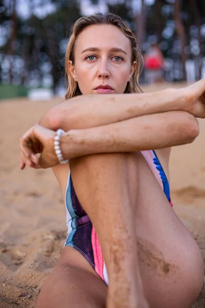 Mulher Europeia Branca Maiô Sentada Areia — Fotografia de Stock