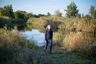 Genç Avrupalı, uzun saçlı, göllü beyaz adam.