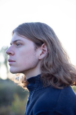 Sarı saçlı beyaz Avrupalı genç adam.