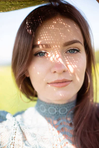 青い目の暗い髪の肖像画を持つヨーロッパの白い若い女性 — ストック写真