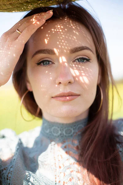 青い目の黒い髪の肖像画を持つ白いヨーロッパの若い女性 — ストック写真