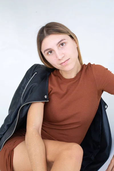 Ragazza Europea Con Capelli Biondi Abito Isolato Bianco — Foto Stock