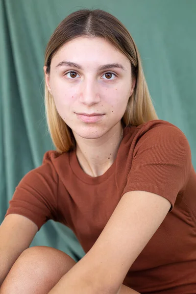 Sarı Saçlı Yeşil Saçlı Bir Portre Kadın — Stok fotoğraf