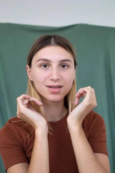 Ritratto Donna Con Mani Vicino Viso Sfondo Parzialmente Verde — Foto Stock