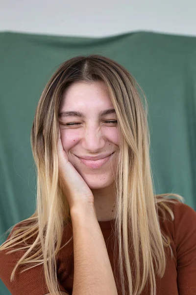 Sorrindo Mulher Retrato Com Mão Perto Rosto Parcialmente Verde Fundo — Fotografia de Stock