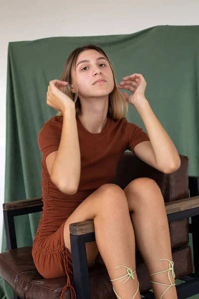 Sentado Jovem Branco Mulher Parcialmente Verde Fundo Estúdio — Fotografia de Stock