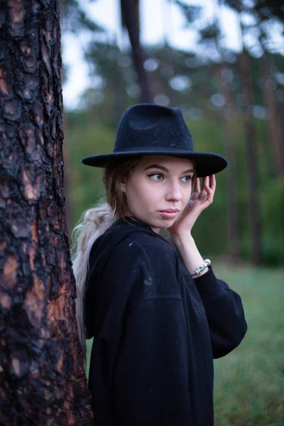 Weiße Junge Frau Dunkler Kleidung Der Nähe Des Baumes Wald — Stockfoto