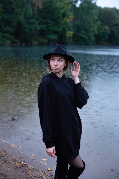 白い若い女性で暗い服に湖の後ろ — ストック写真