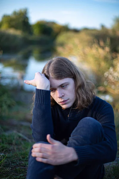 Jovem Europeu Com Cabelo Comprido Com Lago Atrás — Fotografia de Stock