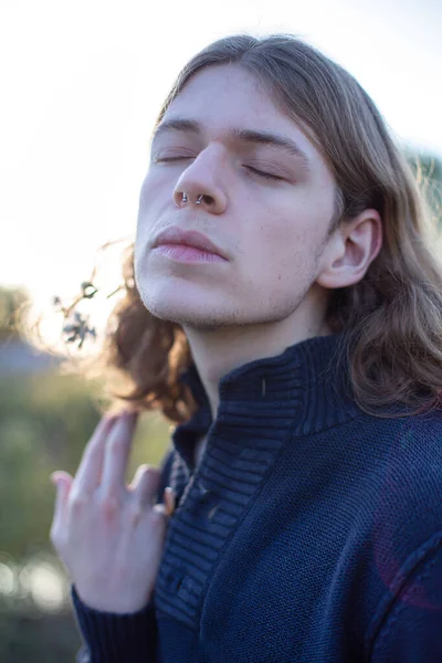 Белый Европейский Молодой Человек Длинными Светлыми Волосами Портрет — стоковое фото
